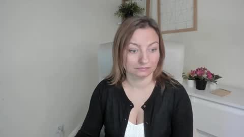 Snapshot of angela_samt chatting on September 18, 5:42 am Angela online show from September 18, 5:42 am
