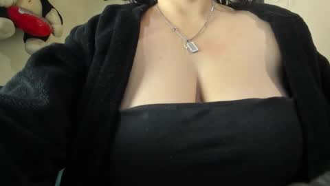 Snapshot of angela_suaza chatting on November 3, 1:40 am Angela online show from November 3, 1:40 am