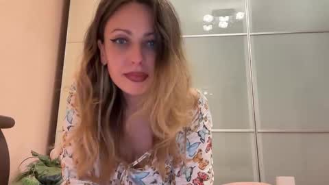 Snapshot of angelalexiss chatting on September 21, 5:03 pm AngelAlexiss online show from September 21, 5:03 pm