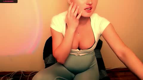 Snapshot of angelalice_ chatting on December 1, 12:10 pm Alice online show from December 1, 12:10 pm