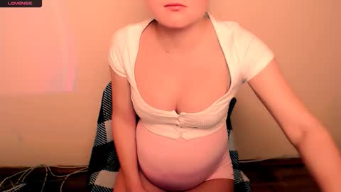 Snapshot of angelalice_ chatting on December 18, 12:00 pm Alice online show from December 18, 12:00 pm