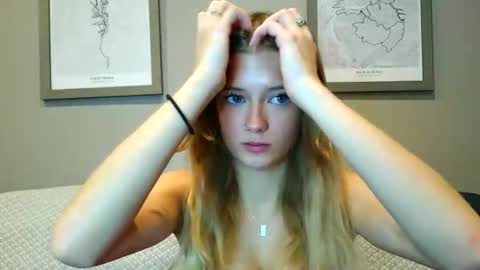 Snapshot of angelblisss chatting on December 3, 12:29 am Angel online show from December 3, 12:29 am