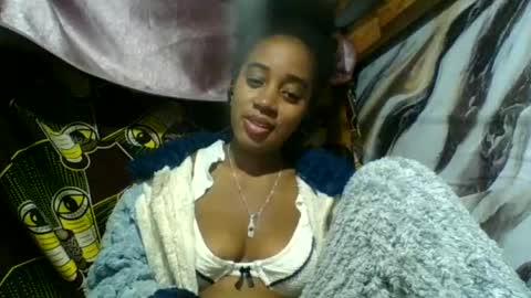 Snapshot of angelettee chatting on June 25, 12:10 am Angelettee online show from June 25, 12:10 am