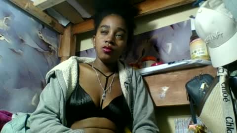 Snapshot of angelettee chatting on July 1, 7:32 am Angelettee online show from July 1, 7:32 am