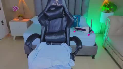 Snapshot of angelica_dymond chatting on March 14, 7:19 pm A N G E L I C A online show from March 14, 7:19 pm