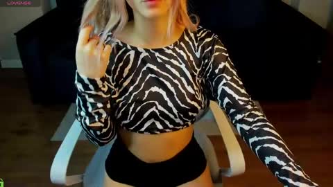 Snapshot of angelina_becker chatting on April 17, 1:19 am Angelina online show from April 17, 1:19 am