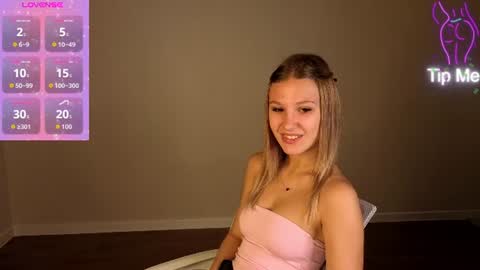 Snapshot of angelina_becker chatting on June 21, 12:57 am Angelina online show from June 21, 12:57 am