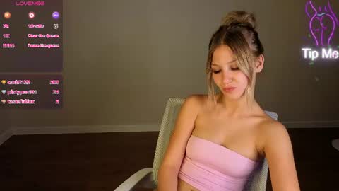 Snapshot of angelina_becker chatting on July 7, 6:47 am Angelina online show from July 7, 6:47 am