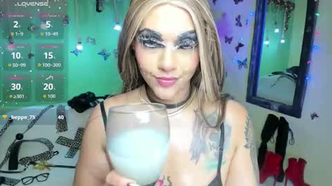 Snapshot of angelina_james_ chatting on December 19, 10:39 pm Angelina online show from December 19, 10:39 pm