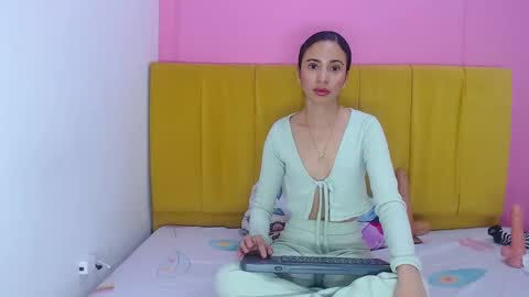 Snapshot of angelinabrookcm101 chatting on December 9, 1:29 am Angelina Brook online show from December 9, 1:29 am