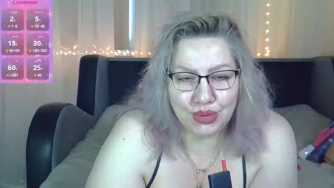 Snapshot of angelinaglam chatting on October 13, 12:05 pm AngelinaGlam online show from October 13, 12:05 pm