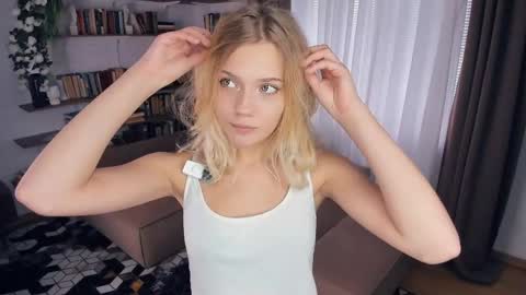Snapshot of angelinahass chatting on April 5, 8:11 am Alice WOW online show from April 5, 8:11 am