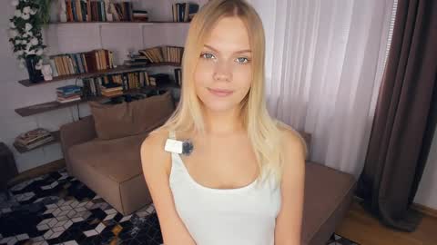 Snapshot of angelinahass chatting on April 9, 8:09 am Alice WOW online show from April 9, 8:09 am
