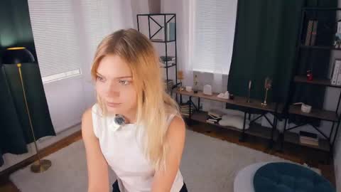 Snapshot of angelinahass chatting on April 16, 8:48 am Alice WOW online show from April 16, 8:48 am