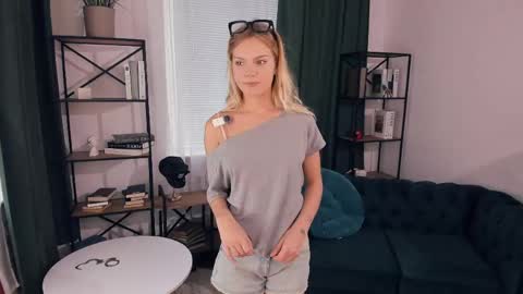 Snapshot of angelinahass chatting on May 22, 8:53 am Alice WOW online show from May 22, 8:53 am