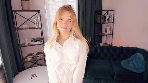 Snapshot of angelinahass chatting on May 30, 9:06 am Alice WOW online show from May 30, 9:06 am