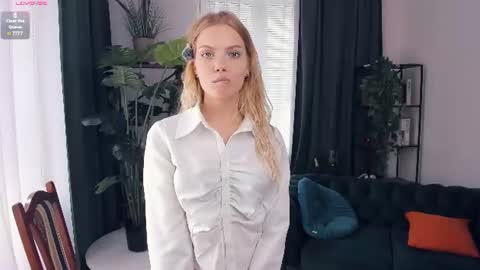 Snapshot of angelinahass chatting on July 14, 9:03 am Alice WOW online show from July 14, 9:03 am