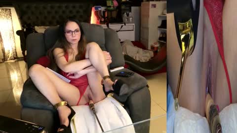 Snapshot of angelinasia chatting on October 10, 9:47 pm Angel online show from October 10, 9:47 pm