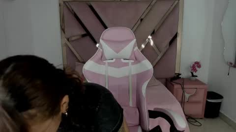 angell_petite01 online show from June 4, 9:32 pm