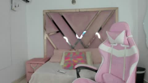 angell_petite01 online show from June 13, 9:13 pm
