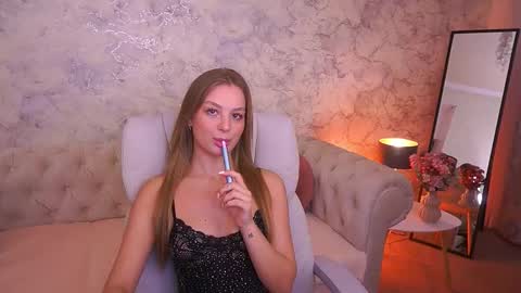 Snapshot of angelleyess chatting on December 17, 1:33 am angelleyess online show from December 17, 1:33 am