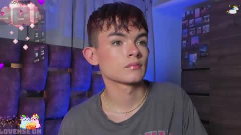 Snapshot of angelocute_ chatting on March 11, 11:01 am Angelo I work from home this is my room online show from March 11, 11:01 am