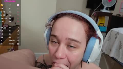 Snapshot of angels_fuck chatting on December 13, 3:05 am Chau Mist online show from December 13, 3:05 am