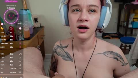 Snapshot of angels_fuck chatting on December 22, 12:07 am Chau Mist online show from December 22, 12:07 am