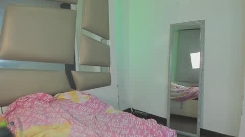 Snapshot of angely_js chatting on March 8, 12:44 am angely_js online show from March 8, 12:44 am