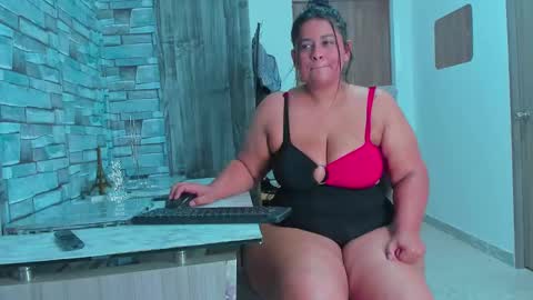 Snapshot of angi_sousxx3 chatting on January 29, 5:51 am angi online show from January 29, 5:51 am