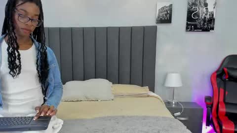 Snapshot of angie_abby chatting on June 8, 3:29 am Angie Abby online show from June 8, 3:29 am