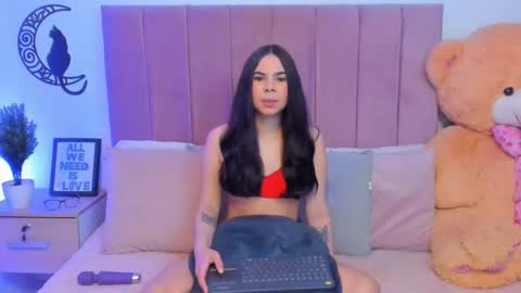 Snapshot of angiegriffin chatting on February 20, 9:33 am Milo ---- online show from February 20, 9:33 am