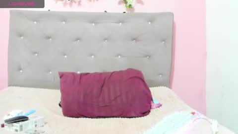 Snapshot of aniaross18 chatting on February 27, 1:59 am aniaross18 online show from February 27, 1:59 am