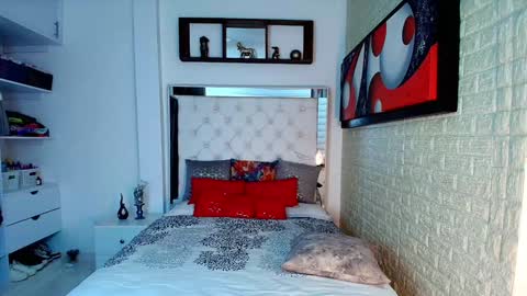 laura  online show from November 4, 8:52 pm