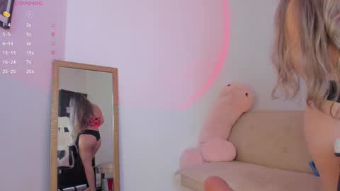 Snapshot of aniie_pink18 chatting on April 7, 7:03 pm Maria online show from April 7, 7:03 pm