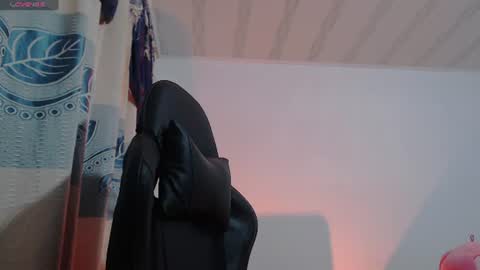 Snapshot of aniie_sweet4u chatting on July 9, 10:52 am ANIIE online show from July 9, 10:52 am