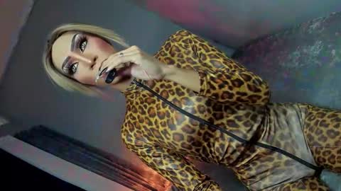 Snapshot of anitacruisze chatting on November 27, 1:18 am Miss Ann online show from November 27, 1:18 am