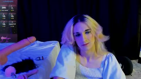 Snapshot of anjella_botton chatting on November 5, 7:03 pm Angel online show from November 5, 7:03 pm