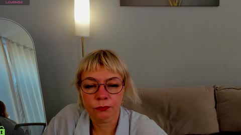 Snapshot of ann_annise chatting on March 28, 10:04 am ann_annise online show from March 28, 10:04 am