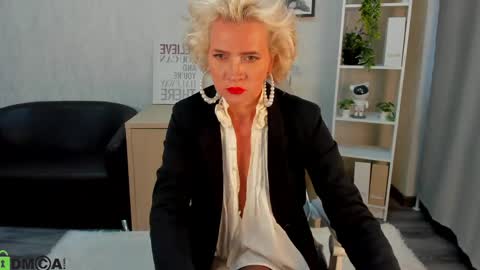 Snapshot of ann_curt chatting on May 26, 8:54 am Luna Lady online show from May 26, 8:54 am