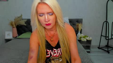 Snapshot of ann_curt chatting on June 8, 9:31 am Luna Lady online show from June 8, 9:31 am