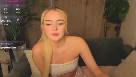 Snapshot of anna_nickol chatting on April 2, 5:10 pm Anna online show from April 2, 5:10 pm