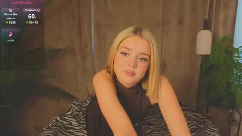 Snapshot of anna_nickol chatting on April 23, 12:29 pm Anna online show from April 23, 12:29 pm