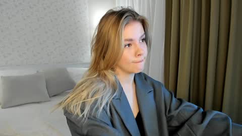 Snapshot of anna_robinson chatting on December 10, 1:11 am Anna online show from December 10, 1:11 am