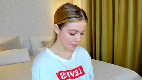 Snapshot of anna_robinson chatting on December 18, 1:05 am Anna online show from December 18, 1:05 am