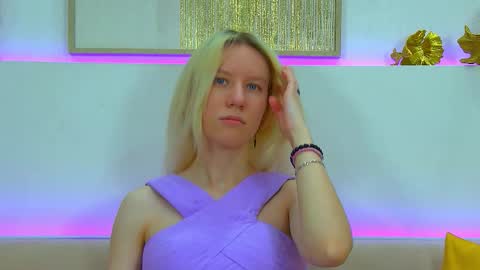 Snapshot of annamaisie chatting on December 16, 6:18 am Anna online show from December 16, 6:18 am