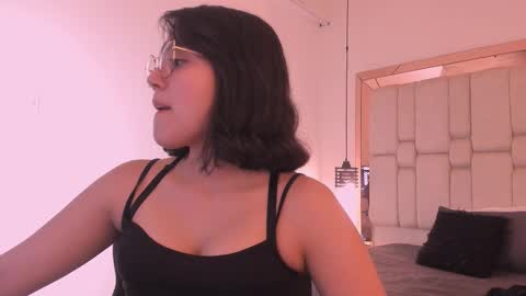 Snapshot of annaralein chatting on December 3, 1:02 am Annara Lein online show from December 3, 1:02 am