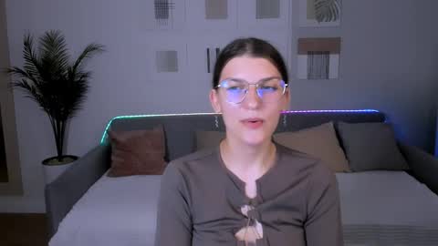 Snapshot of annathorne chatting on May 16, 10:36 am Im Anna online show from May 16, 10:36 am