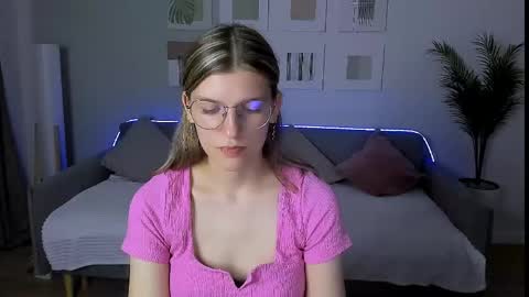 Snapshot of annathorne chatting on May 19, 8:53 am Im Anna online show from May 19, 8:53 am