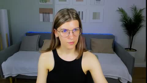 Snapshot of annathorne chatting on May 21, 4:52 am Im Anna online show from May 21, 4:52 am